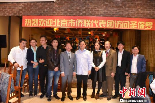 图为北京市侨联副主席苏泳(左六)与当地华人侨领合影。 莫成雄 摄 图为北京市侨联副主席苏泳(左六)与当地华人侨领合影。 莫成雄 摄