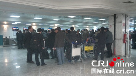 2月27日凌晨,在利比亚的华人撤到突尼斯机场(李亚强供图)