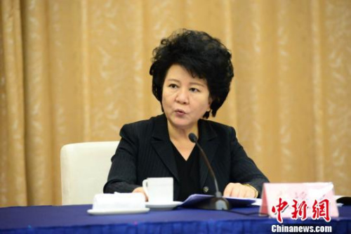 全国侨务扶贫工作会议2日在山东济南召开,国务院侨办主任裘援平做主旨发言,强调侨务工作者要饱含对侨胞的真挚感情,用心、用情、用力做好侨务扶贫。 邱江波 摄 全国侨务扶贫工作会议2日在山东济南召开,国务院侨办主任裘援平做主旨发言,强调侨务工作者要饱含对侨胞的真挚感情,用心、用情、用力做好侨务扶贫。 邱江波 摄