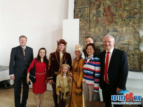 图为作者参加Landshut中世纪婚礼节，当地市长期待与中国建立密切合作。