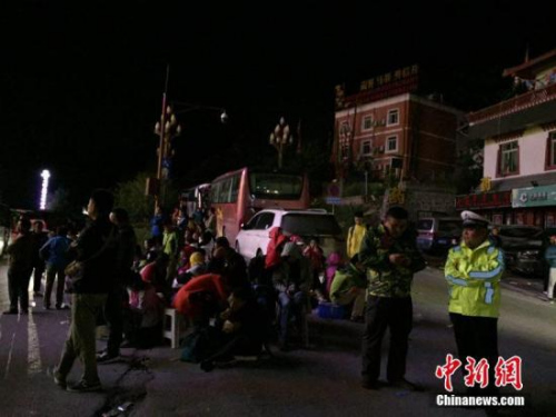 夜间九寨沟天气较冷,不过大多数游客小有准备,有带厚衣服和毛毯。 徐广 摄 夜间九寨沟天气较冷,不过大多数游客小有准备,有带厚衣服和毛毯。 徐广 摄