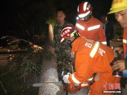 图为阿坝消防官兵赶赴震中,边走边清障边救援。 图片来源:阿坝消防 图为阿坝消防官兵赶赴震中,边走边清障边救援。 图片来源:阿坝消防