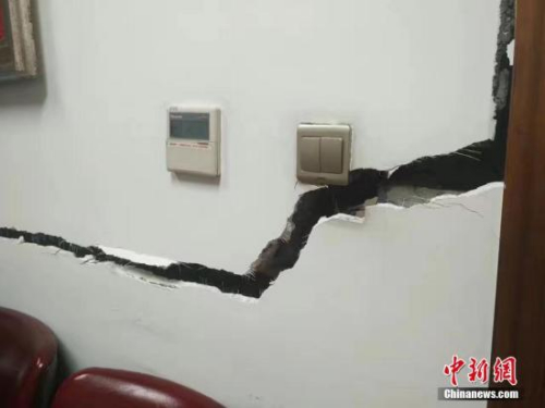 因为地震受损的墙体。图片来源:视觉中国 因为地震受损的墙体。图片来源:视觉中国