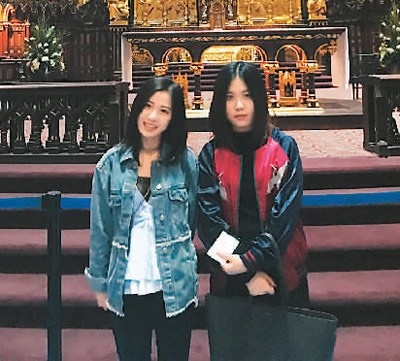 虽然颜舒彦感到国外的生活和学习压力不比国内的小,但她庆幸在遇到困难时,很多朋友会前来帮忙。他们不时会组织团队旅行,来帮助她更好地适应国外环境。图为颜舒彦(右)与同校好友在蒙特利尔大教堂合影。 虽然颜舒彦感到国外的生活和学习压力不比国内的小,但她庆幸在遇到困难时,很多朋友会前来帮忙。他们不时会组织团队旅行,来帮助她更好地适应国外环境。图为颜舒彦(右)与同校好友在蒙特利尔大教堂合影。