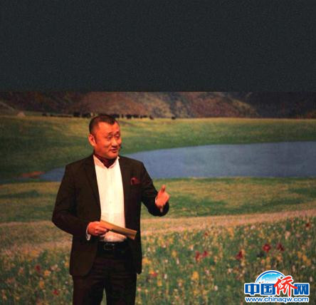 《欧洲新报》总编辑范轩担任“藏族歌舞晚会”主持。