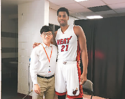 在采访篮球运动员过程中,吕宇然感受到他们的幽默和活力,也感受到他们对于中国的向往。图为吕宇然(左)和热火队球员合影。 在采访篮球运动员过程中,吕宇然感受到他们的幽默和活力,也感受到他们对于中国的向往。图为吕宇然(左)和热火队球员合影。