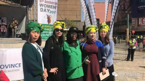 在非华侨女企业家代表团。(南非华人网) 在非华侨女企业家代表团。(南非华人网)
