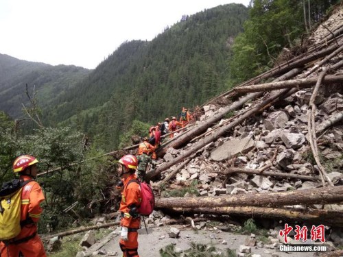 截至8月10日11时40分，四川消防总队派出营救被困于九寨沟景区深处16名群众的突击队，其中3个先头分队已途经诺日朗瀑布、镜海到达珍珠滩，正往五花海、熊猫海方向挺近。图为成都消防队员前往熊猫海。 图片来源：成都消防