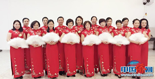 作者(前左四)参加世旗联合会巴西分会启动仪式 作者(前左四)参加世旗联合会巴西分会启动仪式