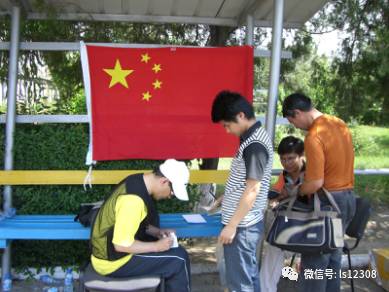工作组进行侨民登记 工作组进行侨民登记