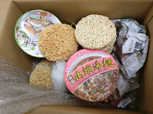 厦门海关泡面内查获活蛇。纪华晨摄 厦门海关泡面内查获活蛇。纪华晨摄