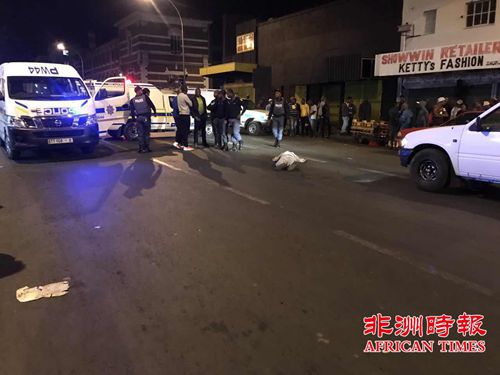 南非自由州省华人店主徒手夺枪，击毙一匪徒。(南非《非洲时报》)