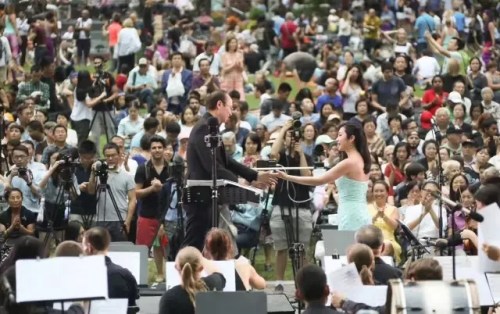 演出的成功离不开台前幕后所有人的努力 演出的成功离不开台前幕后所有人的努力