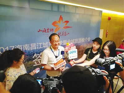 昌江县旅游委主任黄玉宁接受深圳媒体记者采访。李德乾 摄 昌江县旅游委主任黄玉宁接受深圳媒体记者采访。李德乾 摄
