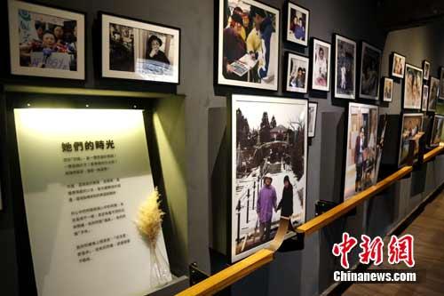 8月13日，由台湾妇女救援基金会主办的“慰安妇”纪念活动，在台湾首座慰安妇纪念馆“阿嬷家——和平与女性人权馆”举行。图为“阿嬷家——和平与女性人权馆”中的照片墙，记录阿嬷们的时光。李欣 摄
