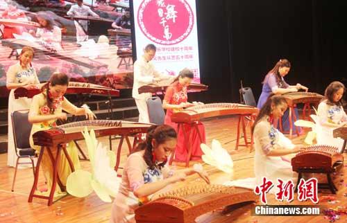 图为三姐妹(中排)古筝三重奏。 林永传 摄 图为三姐妹(中排)古筝三重奏。 林永传 摄