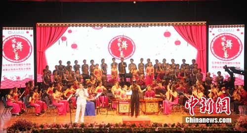 13日晚,“龙舞千岛——弘华音乐学校建校十周年音乐会”在印尼雅加达文化中心举行,数百名喜爱中国民族音乐的观众尽情陶醉了一回。 林永传 摄 13日晚,“龙舞千岛——弘华音乐学校建校十周年音乐会”在印尼雅加达文化中心举行,数百名喜爱中国民族音乐的观众尽情陶醉了一回。 林永传 摄