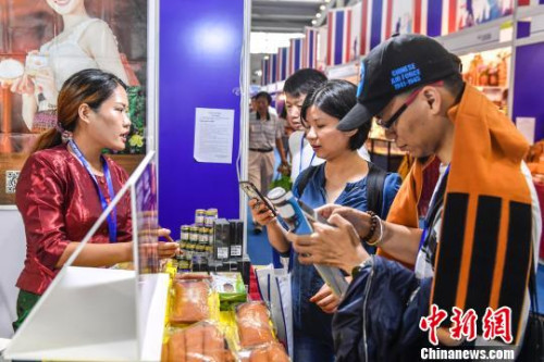 多位侨商在侨交会展位前寻找商机 陈骥旻 摄 多位侨商在侨交会展位前寻找商机 陈骥旻 摄