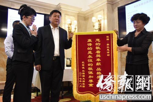 纪欣然父母强忍眼泪表达对南加支持者表达感谢。(美国《侨报》/聂达 摄) 纪欣然父母强忍眼泪表达对南加支持者表达感谢。(美国《侨报》/聂达 摄)