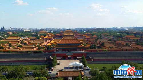 遥望北京 我一直很喜爱我的家乡北京。站在景山上俯瞰故宫和远处的高楼大厦，我感到心旷神怡。