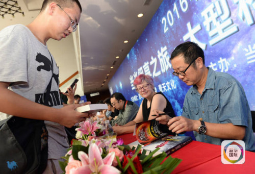 2016年9月11日，中国科幻季大型科幻作家签售活动在北京举行，刘慈欣(右一)为读者签名。(新华社记者李一博摄)