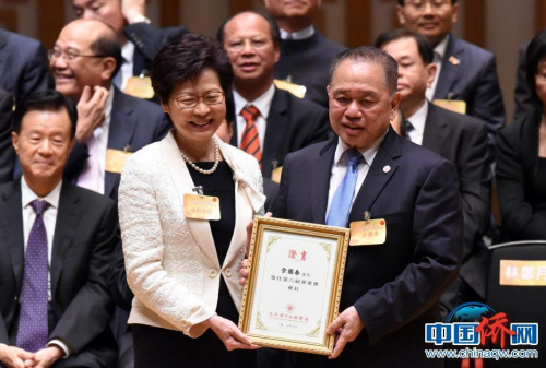 2017年7月3日，香港回归20周年音乐会暨香港侨界社团联会第六届会董就职典礼上，余国春（右）与新任特区行政长官林郑月娥。