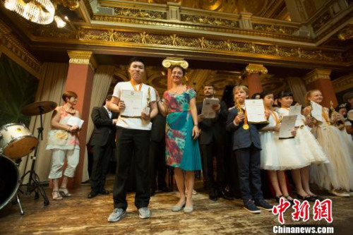图为李青倬获小提琴青年组冠军，并获组委会颁发的最高荣誉奖。受访者 供图