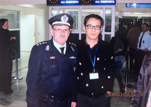 吴旭辉和希腊警察在希腊机场的合影 吴旭辉和希腊警察在希腊机场的合影