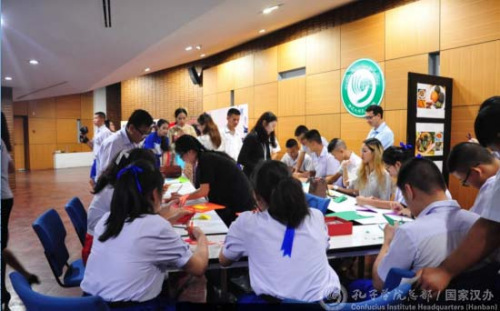 学生体验3D剪纸。(国家汉办网站图片) 学生体验3D剪纸。(国家汉办网站图片)