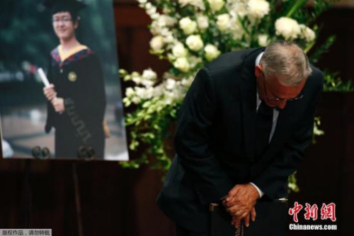 资料图：当地时间2014年8月1日，美国加州，南加州大学学生悼念遇袭身亡的中国留学生纪欣然。