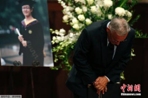 资料图:当地时间2014年8月1日,美国加州,南加州大学学生悼念遇袭身亡的中国留学生纪欣然。 资料图:当地时间2014年8月1日,美国加州,南加州大学学生悼念遇袭身亡的中国留学生纪欣然。