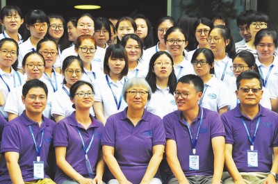 袁钧瑛和中科院生物与化学交叉研究中心研究生夏令营的同学合影。郑蔚摄 袁钧瑛和中科院生物与化学交叉研究中心研究生夏令营的同学合影。郑蔚摄