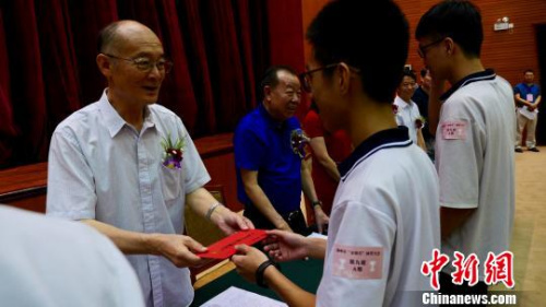 全国政协港澳台侨委员会副主任、国务院侨务办公室原副主任、中国华文教育基金会理事长赵阳为学子颁发奖学金。 陈启任 摄 全国政协港澳台侨委员会副主任、国务院侨务办公室原副主任、中国华文教育基金会理事长赵阳为学子颁发奖学金。 陈启任 摄