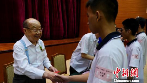 香港潮属社团总会创会会长陈伟南为学子颁发奖学金。 陈启任 摄 香港潮属社团总会创会会长陈伟南为学子颁发奖学金。 陈启任 摄