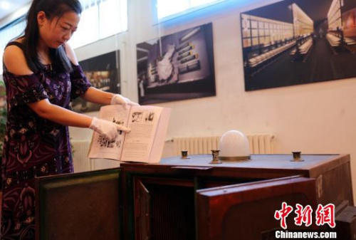图为实物与书籍记录相互佐证。 王舒 摄 图为实物与书籍记录相互佐证。 王舒 摄