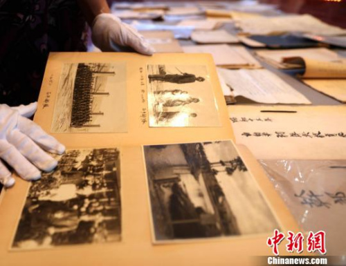 图为工作人员正在展示侵华日军第七三一部队新证据。 王舒 摄 图为工作人员正在展示侵华日军第七三一部队新证据。 王舒 摄