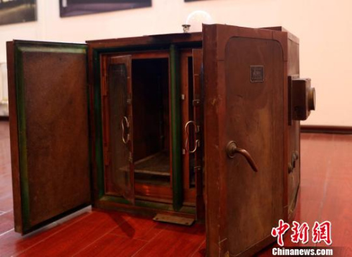 图为带有“株式会社”、“电流孵化器”字样的细菌培养工具实物。 王舒 摄 图为带有“株式会社”、“电流孵化器”字样的细菌培养工具实物。 王舒 摄