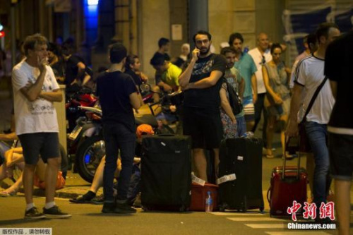 当地时间8月17日，西班牙巴塞罗那市中心的兰布拉大街，一辆货车冲入人群，致多人受伤。