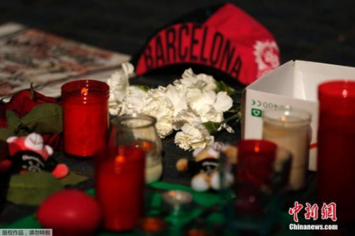 当地时间8月18日，民众在西班牙巴塞罗那兰布拉大道(La Ramblas)摆放蜡烛和鲜花，悼念恐袭遇难者。
