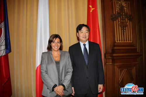 图为巴黎市长伊达尔戈(左)在巴黎市政厅接待中国驻法大使翟隽(右)。