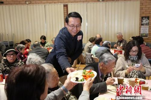 华人服务社主席周波为长者服务。陶社兰 摄 华人服务社主席周波为长者服务。陶社兰 摄
