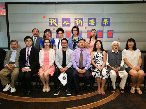 与会者与库尔班江合影与会者与库尔班江合影 与会者与库尔班江合影与会者与库尔班江合影