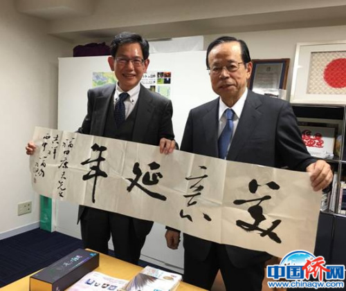 去拜访日本前首相福田康夫并向其赠送中国书法作品（图片均由作者提供）