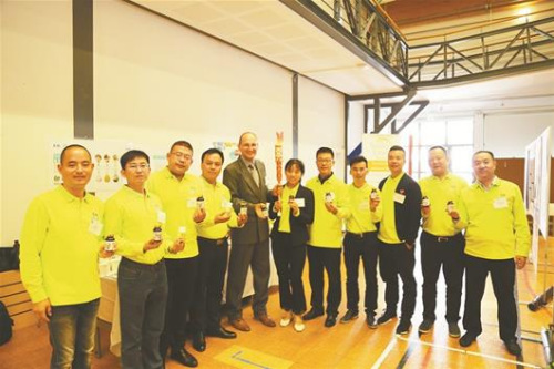 图为硒望火炬国际站火炬手集结在大会现场 图为硒望火炬国际站火炬手集结在大会现场