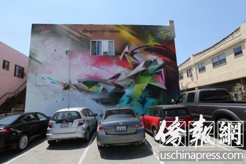 中国城重庆路一家店铺的壁画。（美国《侨报》/记者 邱晨摄）