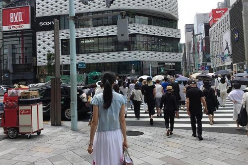 站在东京银座十字路口的白桦 图源:日本withnews网站 站在东京银座十字路口的白桦 图源:日本withnews网站