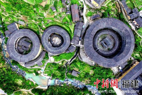圆形土楼是客家土楼的典范,这种圆楼都由二、三圈组成,由内到外,环环相套。王东明摄 圆形土楼是客家土楼的典范,这种圆楼都由二、三圈组成,由内到外,环环相套。王东明摄