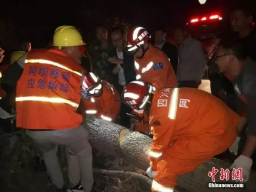 阿坝消防官兵赶赴震中,边走边清障边救援。(图片来源:<a target='_blank' href='http://www.chinanews.com/' >中新网</a>) 阿坝消防官兵赶赴震中,边走边清障边救援。(图片来源:<a target='_blank' href='http://www.chinanews.com/' >中新网</a>)