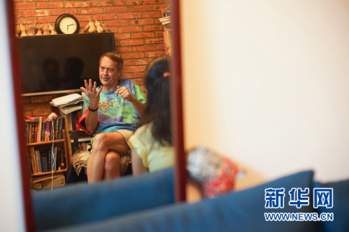 8月23日,62岁的美国大爷高天瑞(Terry crossman)的北京胡同的家中接受新华网专访。近日,因为在一段“西城大妈”的宣传视频中出镜,老高成为了新晋网红。视频中,老高通过一系列什刹海治安志愿活动获得了“西城大妈”的“红袖章”而被网友戏称为“西城‘洋’大妈”。新华网发 王钟毅摄 8月23日,62岁的美国大爷高天瑞(Terry crossman)的北京胡同的家中接受新华网专访。近日,因为在一段“西城大妈”的宣传视频中出镜,老高成为了新晋网红。视频中,老高通过一系列什刹海治安志愿活动获得了“西城大妈”的“红袖章”而被网友戏称为“西城‘洋’大妈”。新华网发 王钟毅摄