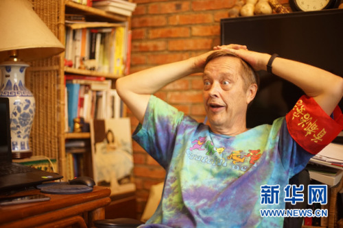 8月23日,62岁的美国大爷高天瑞(Terry crossman)的北京胡同的家中接受新华网专访。近日,因为在一段“西城大妈”的宣传视频中出镜,老高成为了新晋网红。视频中,老高通过一系列什刹海治安志愿活动获得了“西城大妈”的“红袖章”而被网友戏称为“西城‘洋’大妈”。新华网发 王钟毅摄 8月23日,62岁的美国大爷高天瑞(Terry crossman)的北京胡同的家中接受新华网专访。近日,因为在一段“西城大妈”的宣传视频中出镜,老高成为了新晋网红。视频中,老高通过一系列什刹海治安志愿活动获得了“西城大妈”的“红袖章”而被网友戏称为“西城‘洋’大妈”。新华网发 王钟毅摄